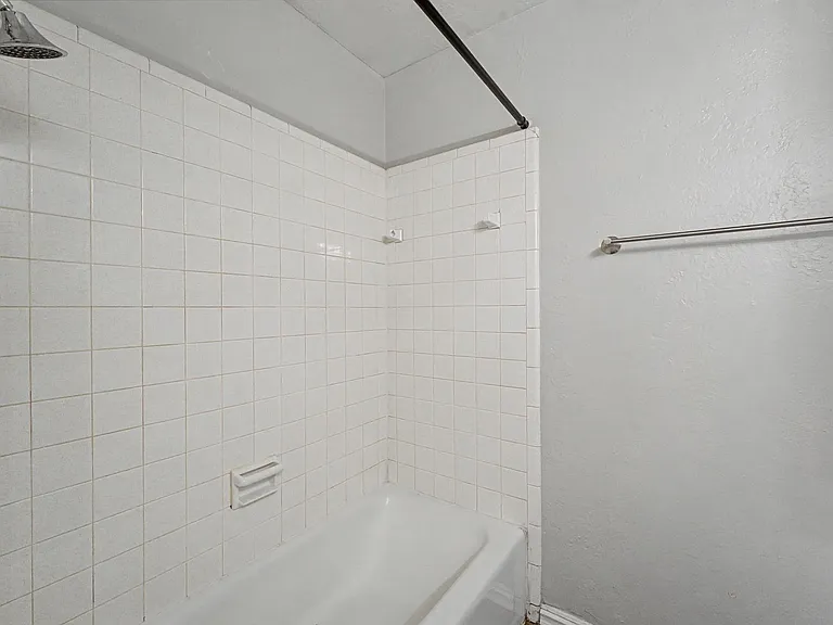 Charl Ann Apartments — Photo 17