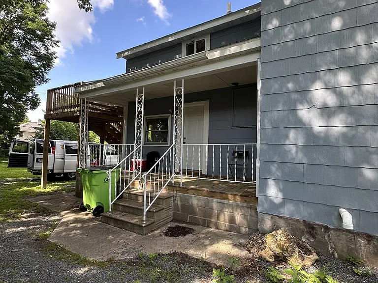 327 Summit Ave — Photo 2