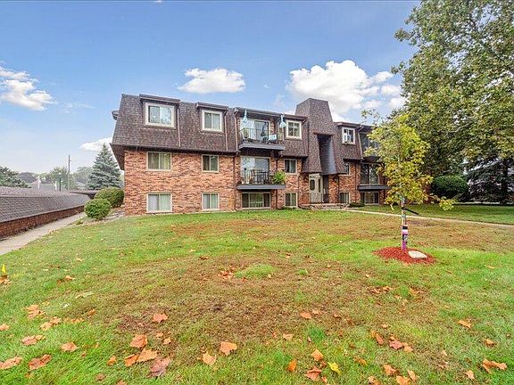 2nd image of 119 Riviera Dr #20