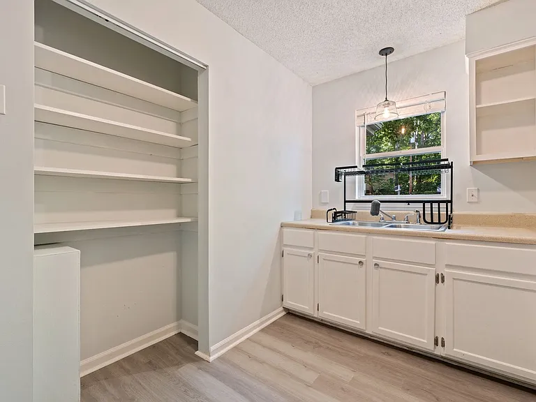 1102 Water Oak Ct — Photo 7