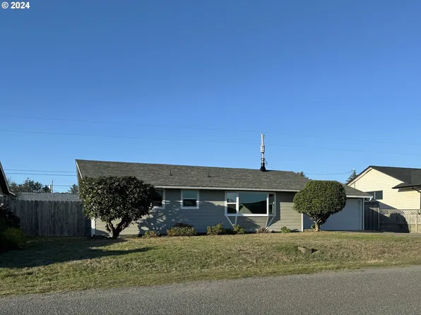 1230 Iris St, Brookings, OR 97415