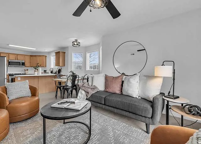 3 bed, 2.0 bath, 1273 sqft, $2,100 — Photo 2