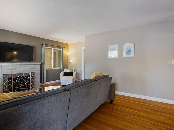 3rd image of 1527 Aliso Dr NE
