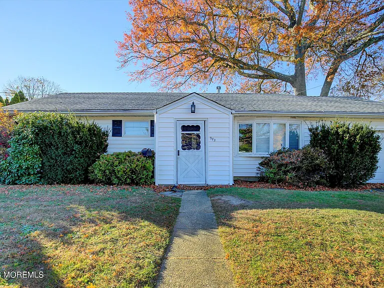 972 Woodgate Ave — Photo 2
