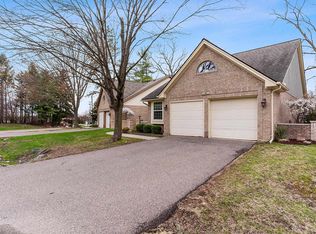 942 Whisperwood Dr, Fenton, MI 48430