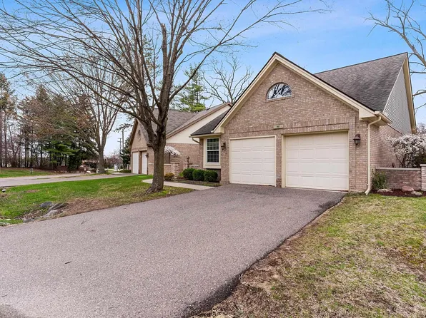 942 Whisperwood Dr, Fenton, MI 48430