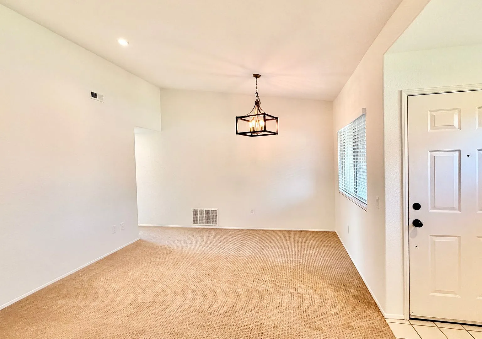 Lovely Single Story Home in Quiet Neighborhood of Fallbrook, Minutes to Everything! — Photo 3