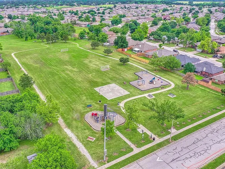 525 Talon Dr — Photo 35