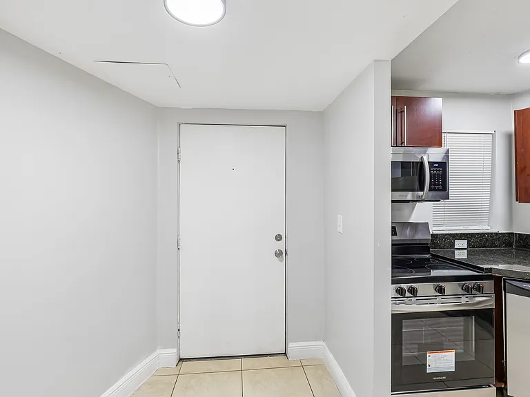 The Oaks Condominium — Photo 14