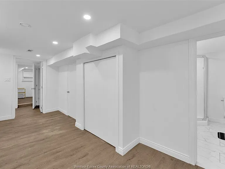 3622 Queen St — Photo 17