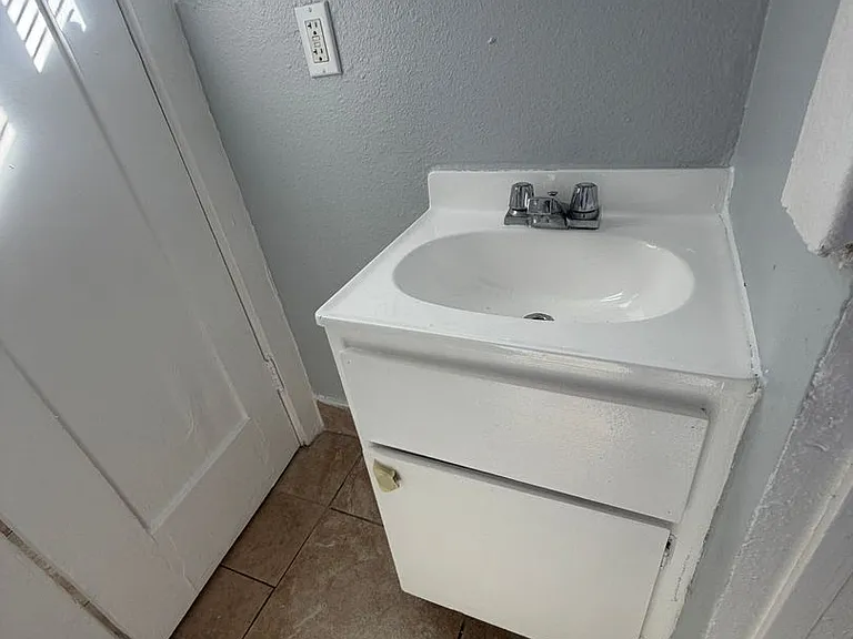 1128 Raymond Ave — Photo 7
