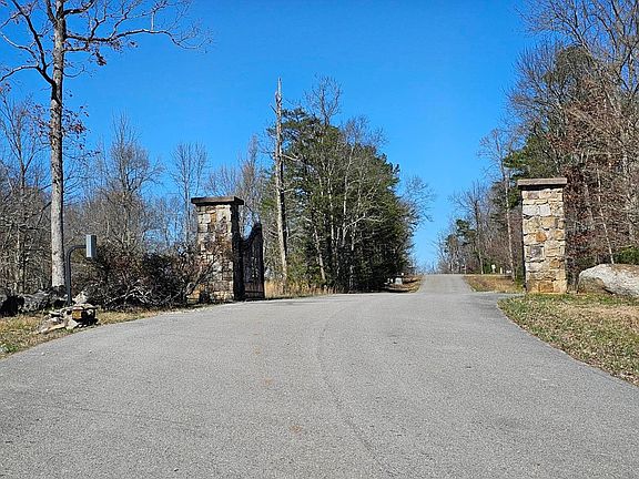 3rd image of 425 Stoneclift Dr