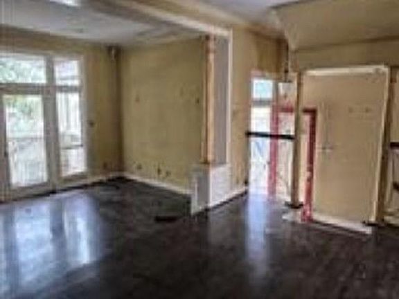 5th image of 406 Emerson St