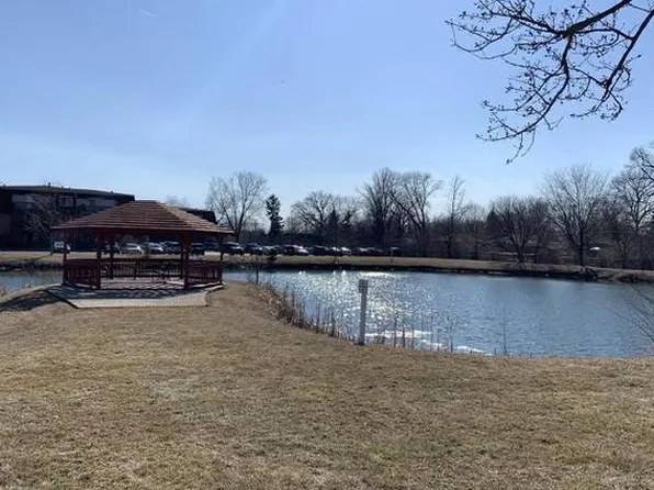 1932 Tall Oaks Dr, Aurora, IL 60505
