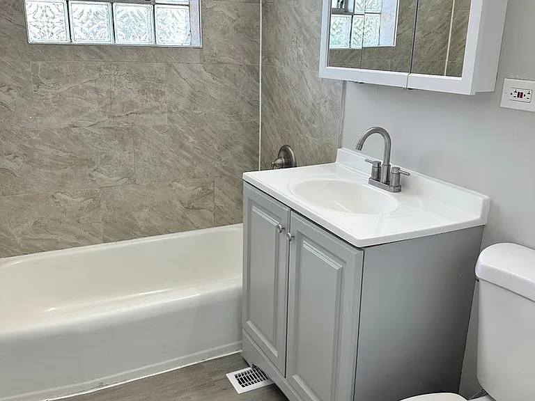 1721 E Roosevelt Rd #2 — Photo 11