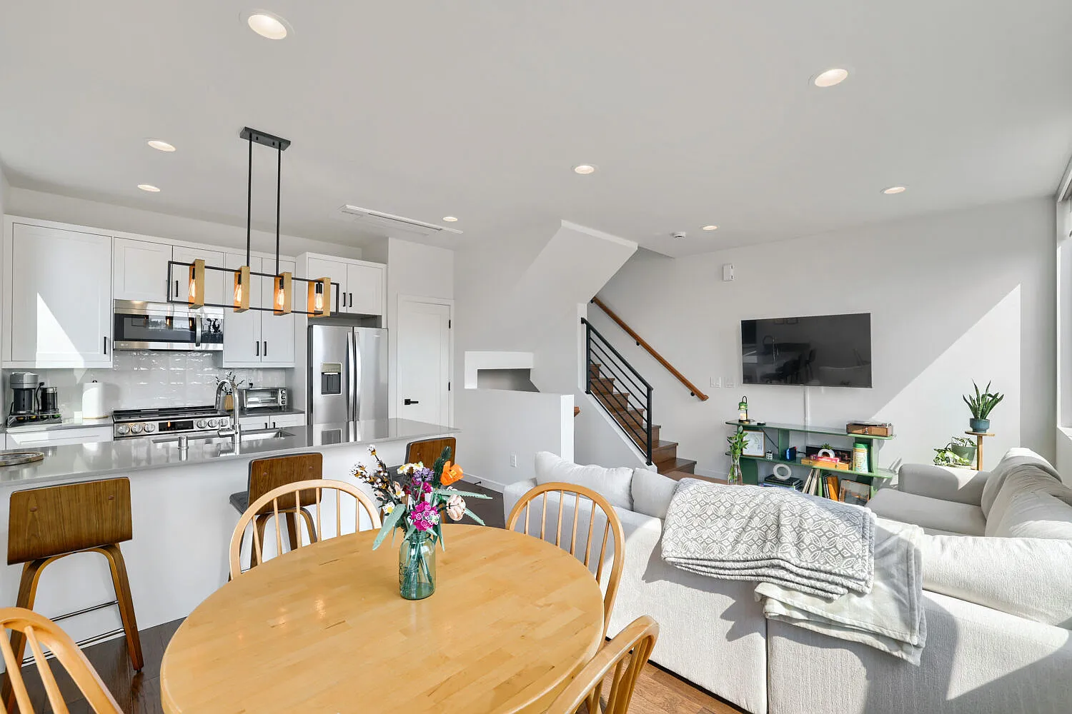 2 bed, 1271 sqft, $3,995 — Photo 3