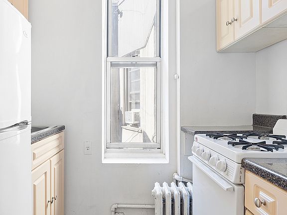 3rd image of 316 Mott St APT 2F