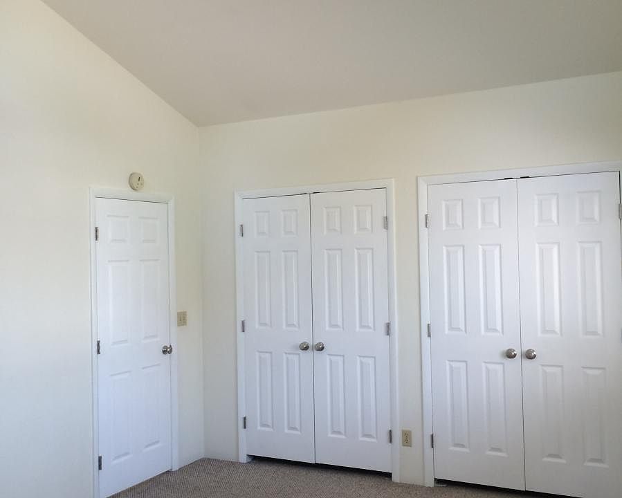 Bedroom w/ vaulted ceiling and 2 Large closets