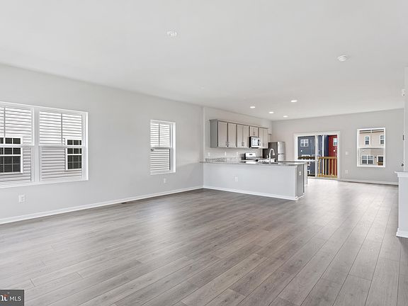 5th image of 223 Barrister St