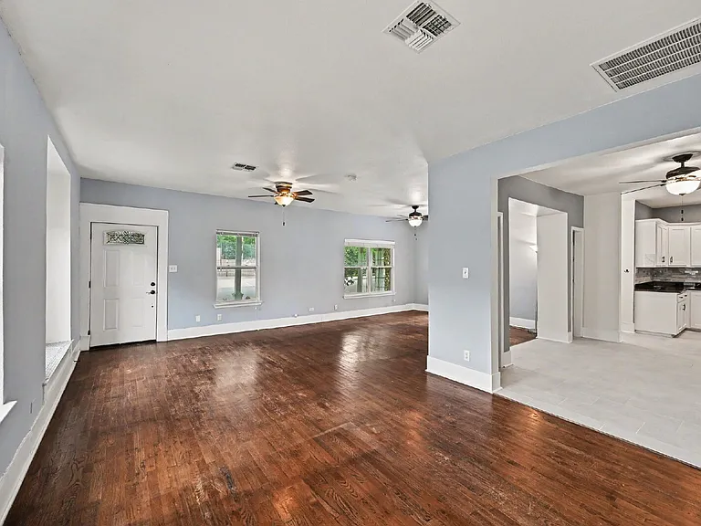 130 Groveland Pl — Photo 3