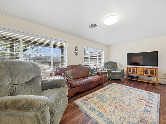 5th image of 505 N Live Oak St