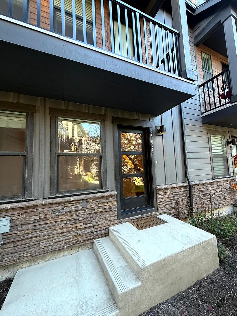 Modern 3 Bedroom Townhome in NE Bend Landscaping & Snow Removal Included! — Photo 2