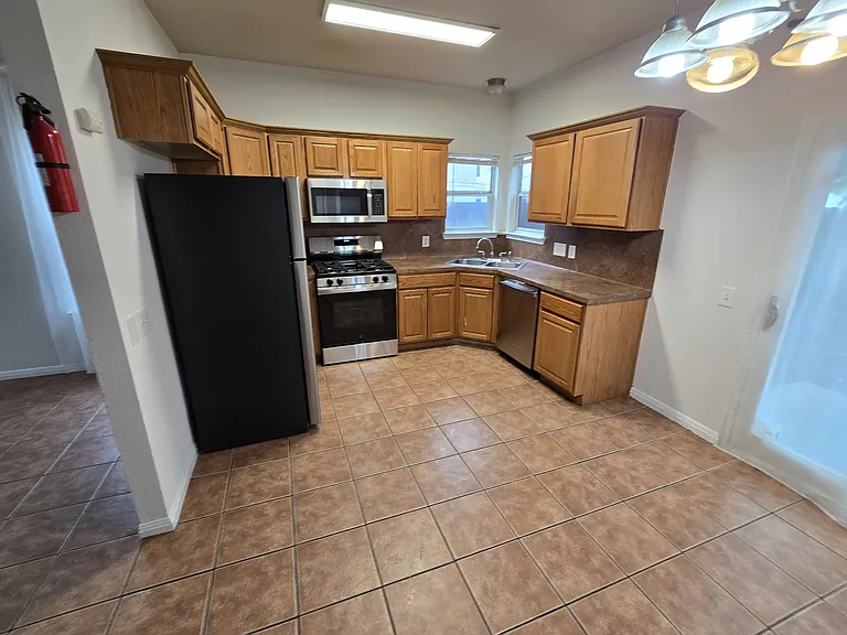 1604 Singleton Ave — Photo 6