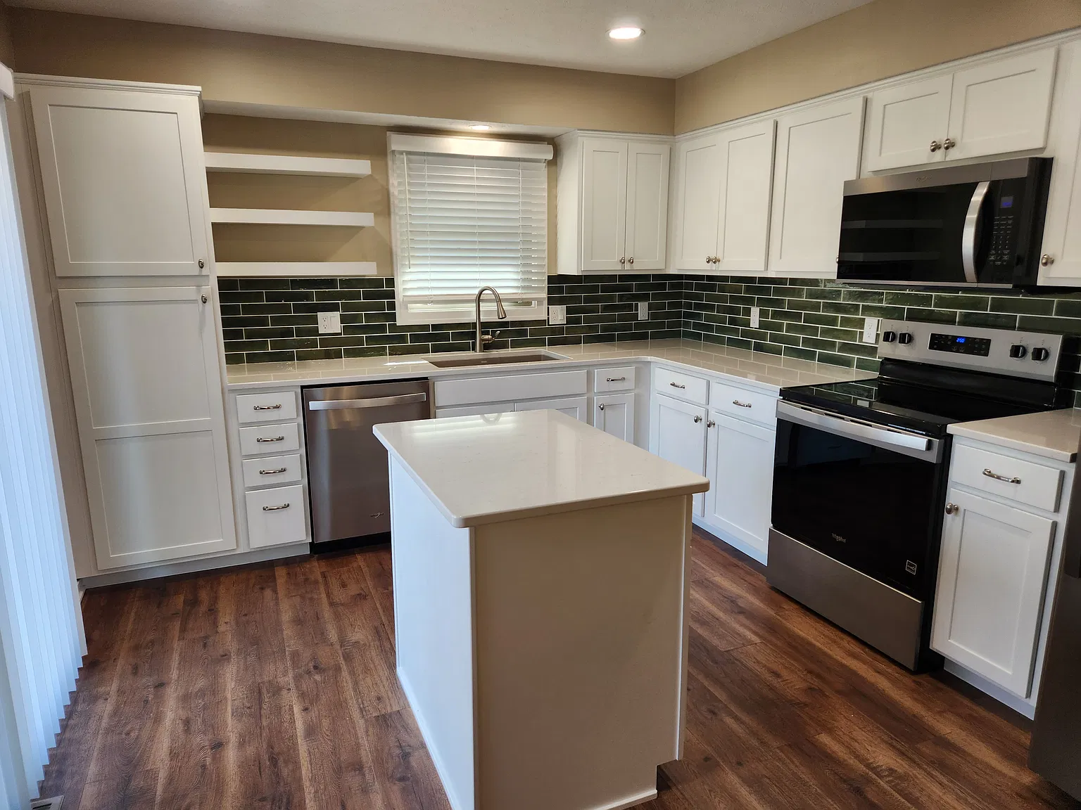 3 bed, 2.5 bath, 1967 sqft, $2,200 — Photo 2