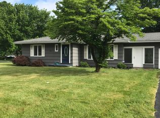 4 Greenbriar Dr, Rochester, NY 14624