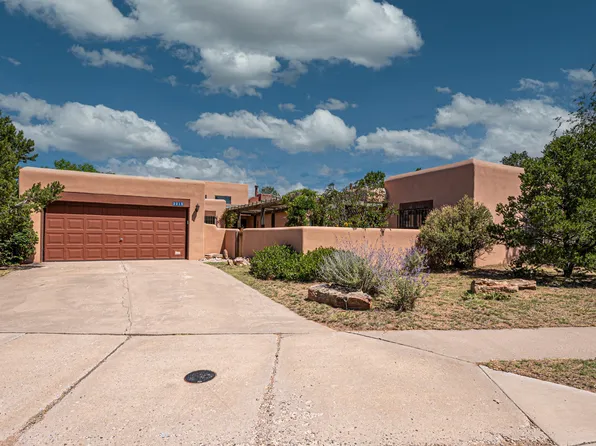 2215 Calle Cacique, Santa Fe, NM 87505