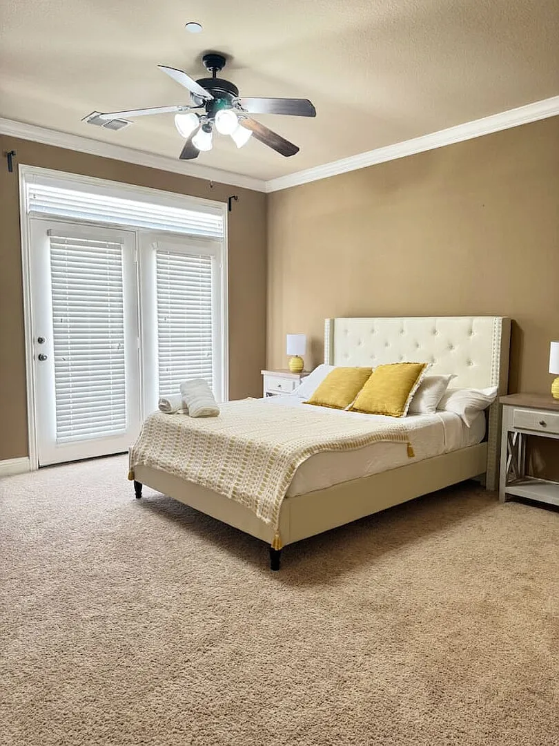 Chic Luxury Townhouse in Prime Legacy Shops Area — Photo 4