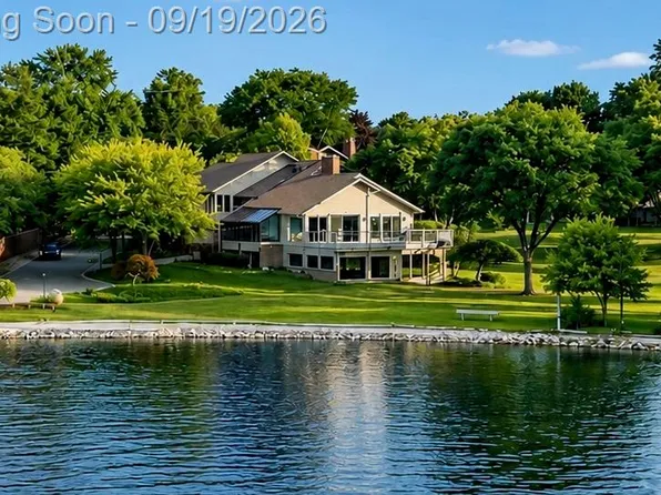 3850 Pine Harbor Dr, West Bloomfield, MI 48323