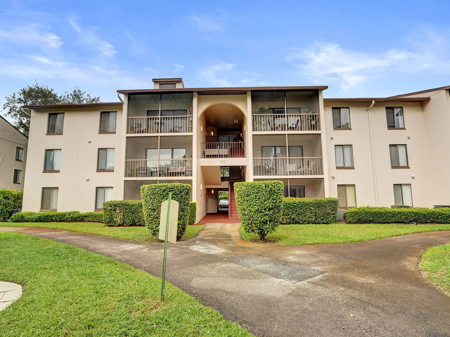 2 bed, 2.0 bath, 1005 sqft, $2,200 — Photo 2