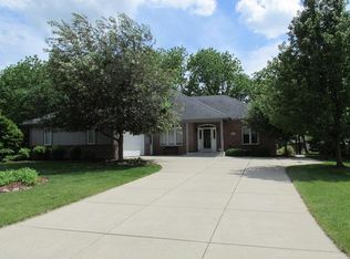 N74W22587 Twin Oaks Ct, Sussex, WI