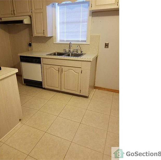 2nd image of 3420 Magnolia Ave