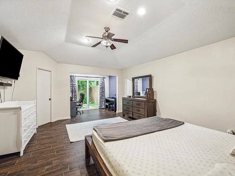 910 Coachlight Dr — Photo 13