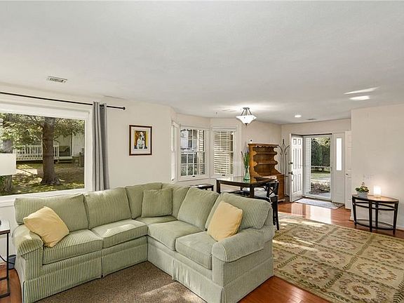 5th image of 93 Trellis Dr