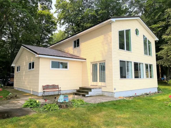 9252 Lakeshore Rd, Port Austin, MI 48467