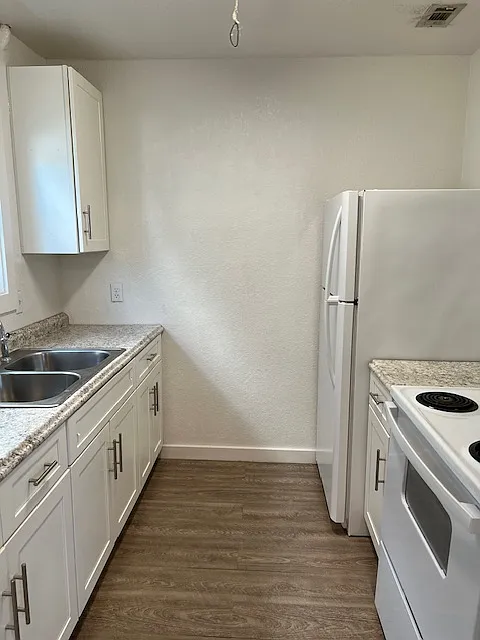 2505 W 10th Street - 2505a-D&K — Photo 3