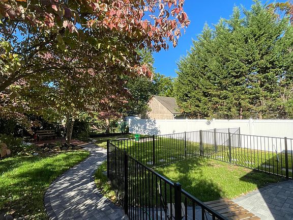 5th image of 308 Barrington Ave #B