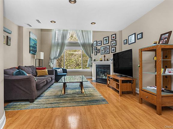 4th image of 368 N Greeley Avenue