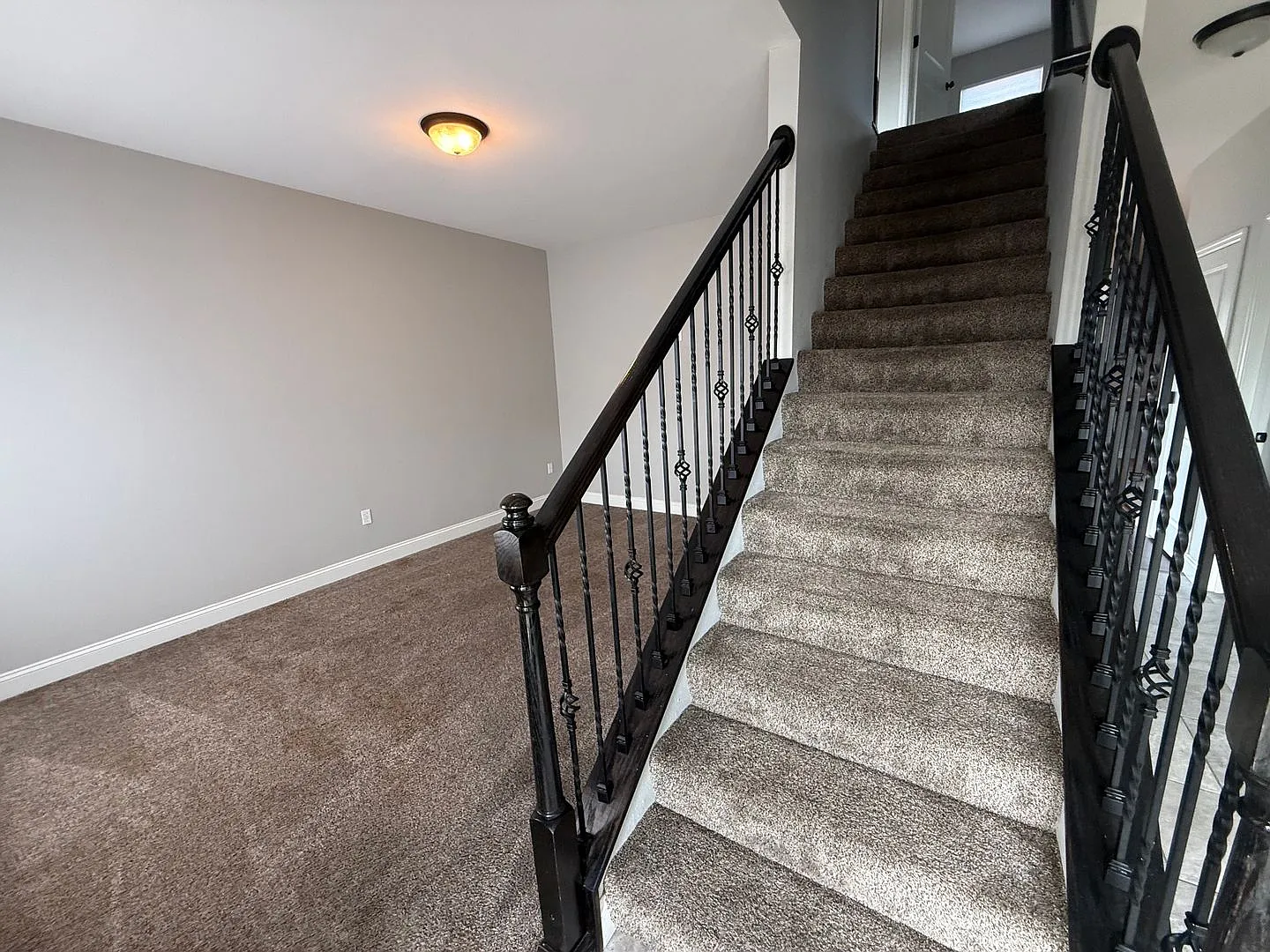 Spacious 5-Bedroom Home with Finished Basement Internet Included! — Photo 2