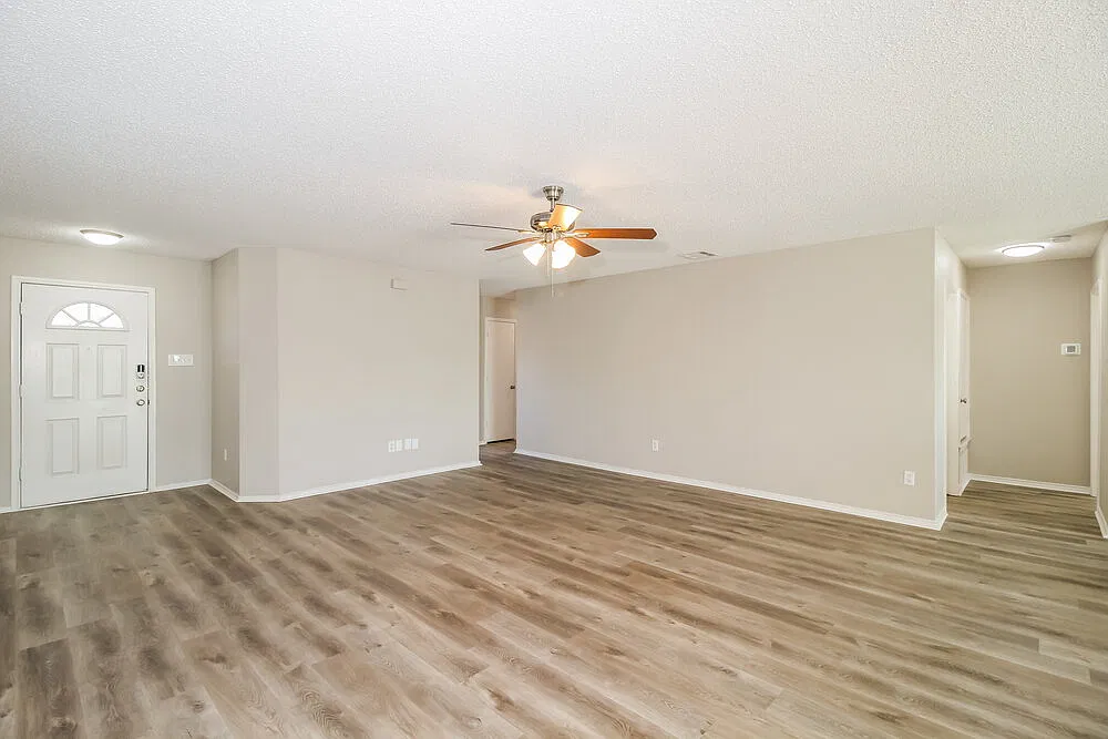 3 bed, 2.0 bath, 1621 sqft, $2,165 — Photo 4
