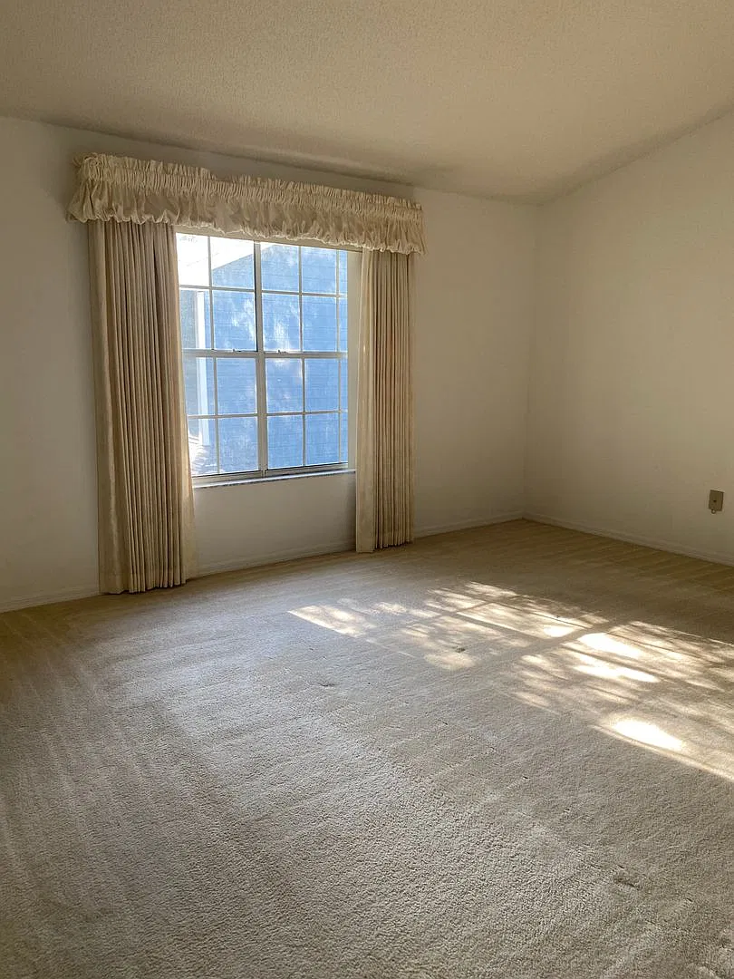 Spacious 3 Bedroom's, 2.5 bath condo in Lakeview Village. — Photo 3