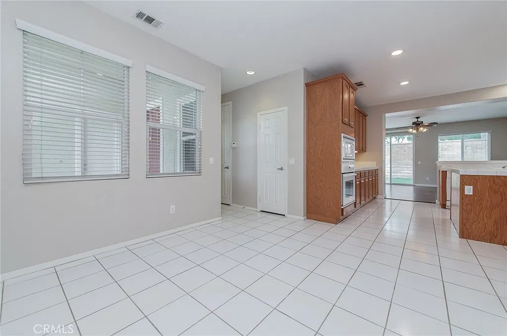 4 bed, 2.5 bath, 2945 sqft, $3,650 — Photo 4
