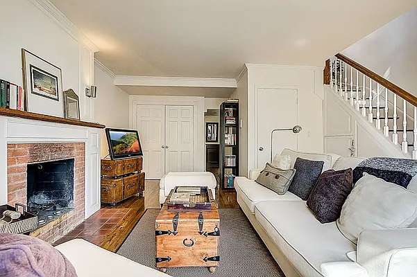 Sold by Redfin Real Estate | media 14