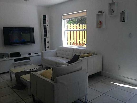 2nd image of 2560 NE 190th St APT 2C