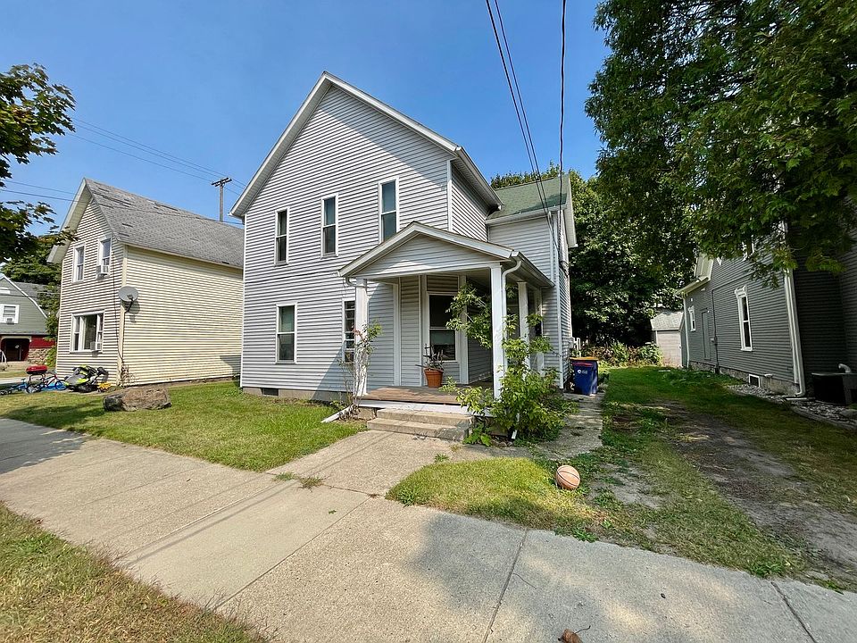 1st image of 558 Fremont Ave NW #2