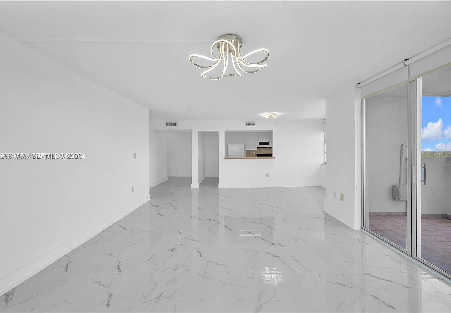 Commodore Plaza Condo — Photo 2