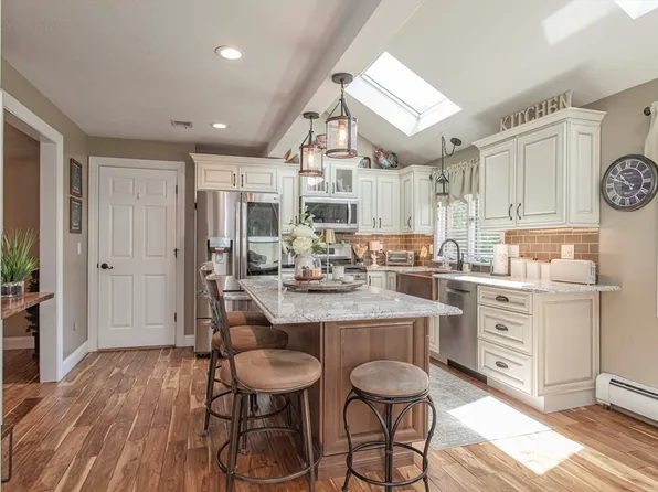 8 Cherrywood Ln, Franklin, MA 02038
